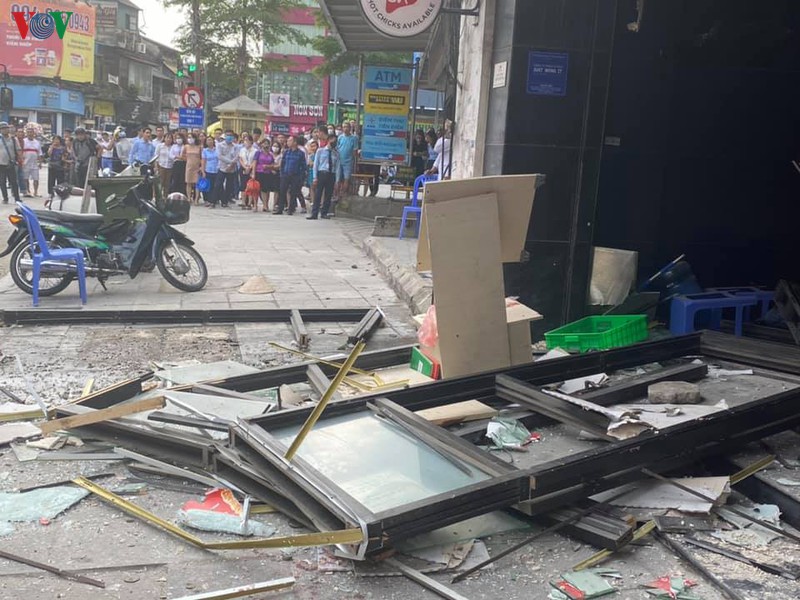 no lon tai 1 nha hang tren pho co ha noi khien nhieu nguoi bi thuong hinh 2