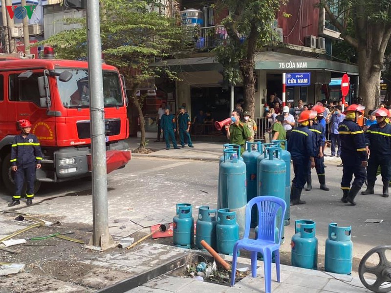 no lon tai 1 nha hang tren pho co ha noi khien nhieu nguoi bi thuong hinh 5