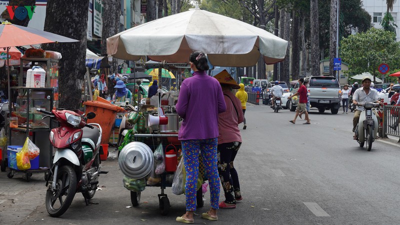 tphcm: nhip song tro lai binh thuong, long duong via he lai bi lan chiem hinh 10