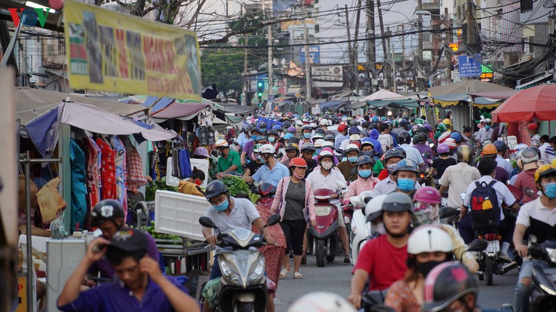 tphcm: nhip song tro lai binh thuong, long duong via he lai bi lan chiem hinh 13
