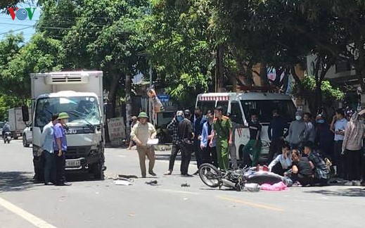 va cham voi xe tai, nguoi dan ong nga ra duong tu vong tai cho hinh 1