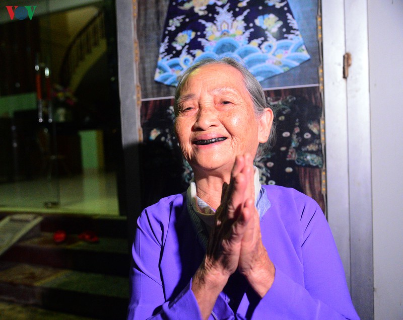 nguoi dan dong cuu vui suong nhu tet nhung van lo bi ky thi hinh 4