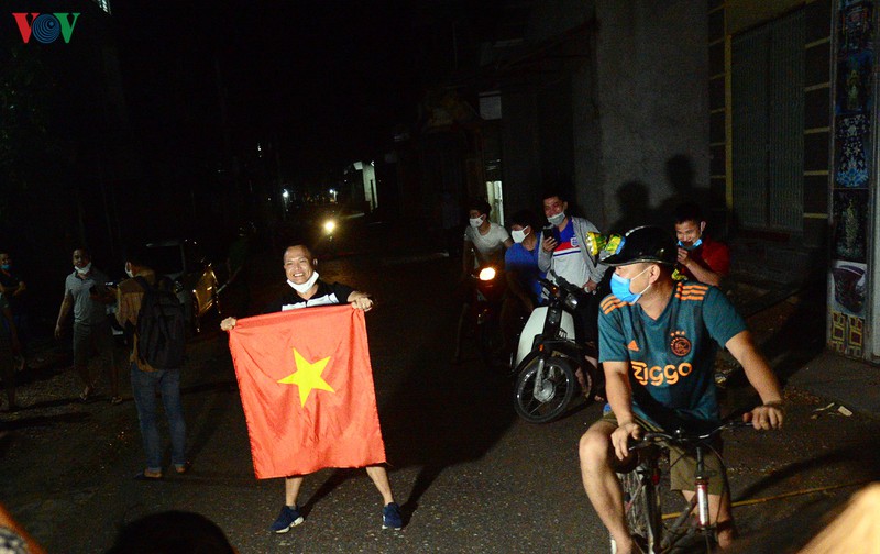 nguoi dan dong cuu vui suong nhu tet nhung van lo bi ky thi hinh 2
