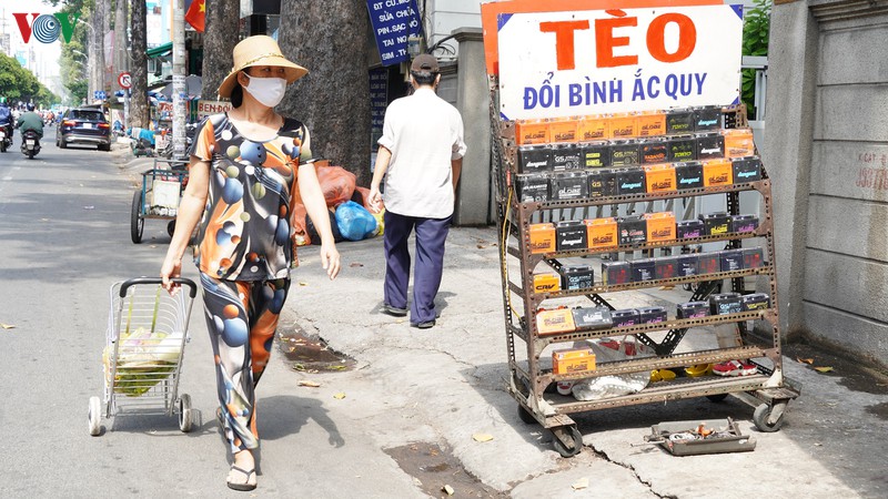 tphcm: nhip song tro lai binh thuong, long duong via he lai bi lan chiem hinh 7
