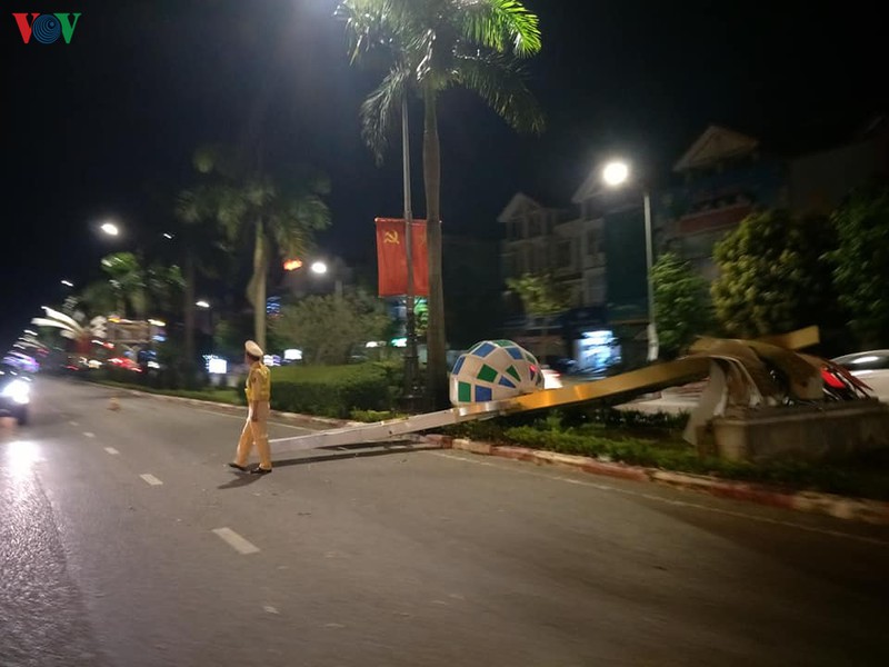 hang loat cot den trang tri tren tp vinh bi quat nga sau mot tran dong hinh 3