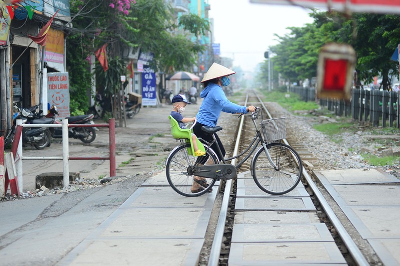 csgt ha noi kiem tra xu ly hang loat vi pham hanh lang duong sat hinh 9