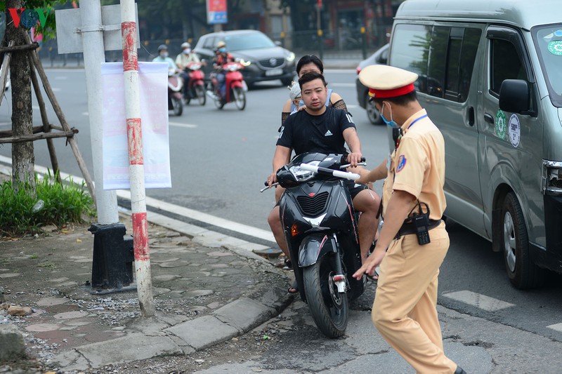 csgt ha noi kiem tra xu ly hang loat vi pham hanh lang duong sat hinh 2