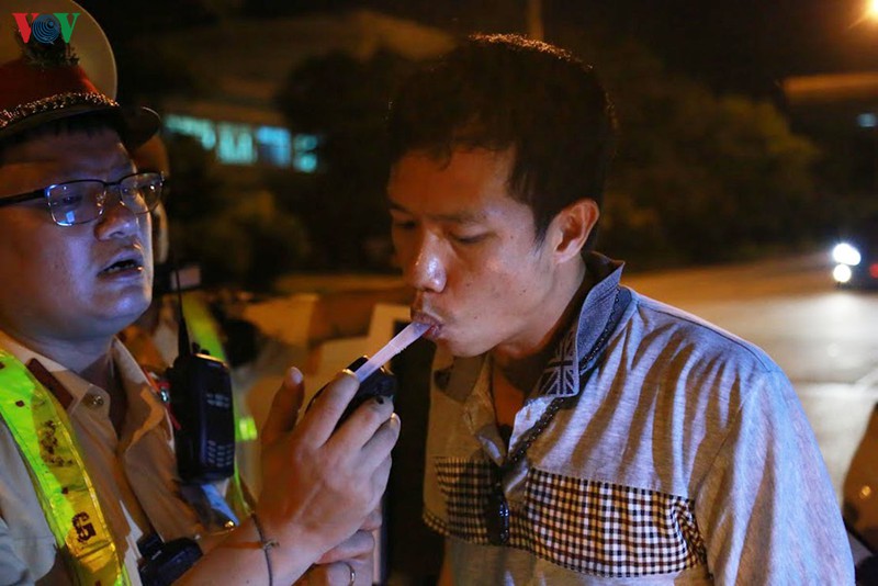 csgt phat hien lai xe say xin, lai duong tinh chat cam tren cao toc hinh 3