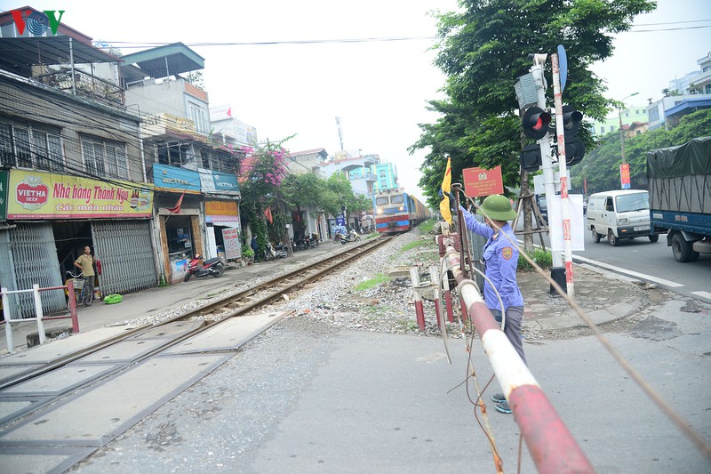 csgt ha noi kiem tra xu ly hang loat vi pham hanh lang duong sat hinh 11