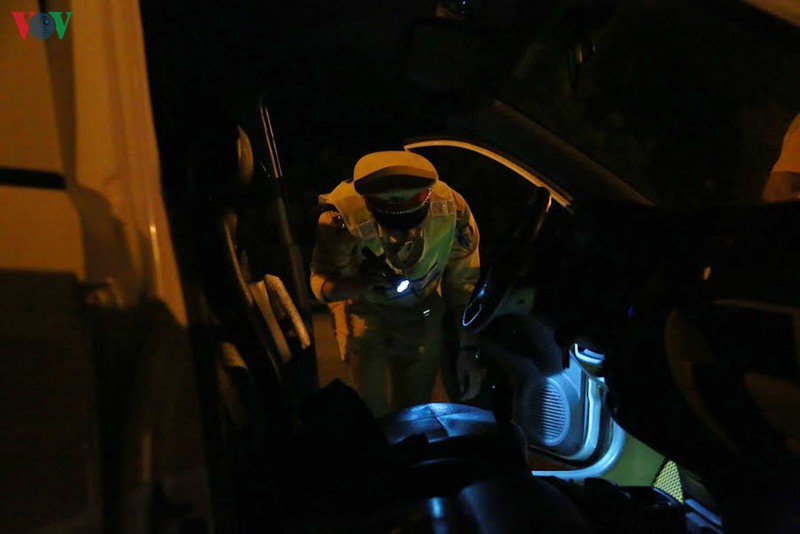 csgt phat hien lai xe say xin, lai duong tinh chat cam tren cao toc hinh 6