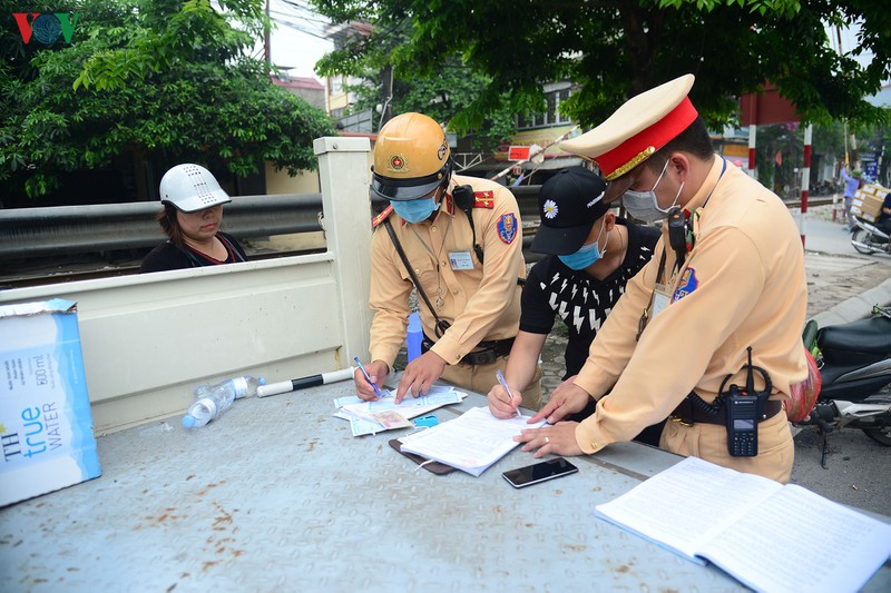 csgt ha noi kiem tra xu ly hang loat vi pham hanh lang duong sat hinh 6