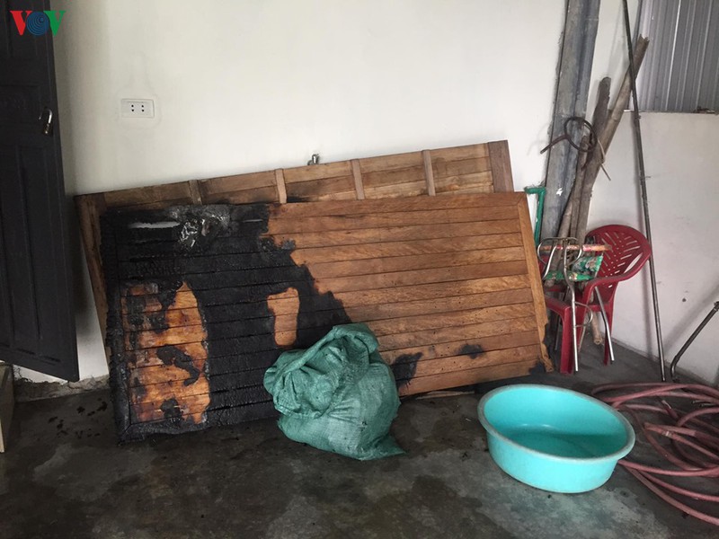 chay phong ngu, 4 nguoi trong 1 gia dinh bi bong nhap vien cap cuu hinh 2