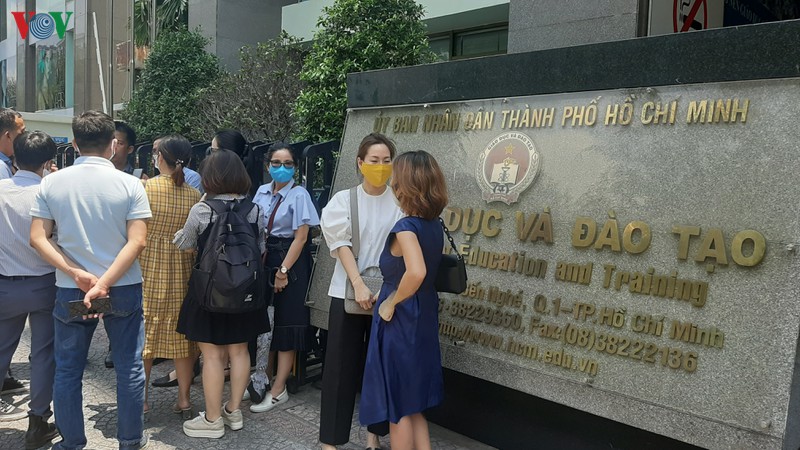 truong ngoai cong lap o tp hcm thu phi chua ro rang, phu huynh buc xuc hinh 2
