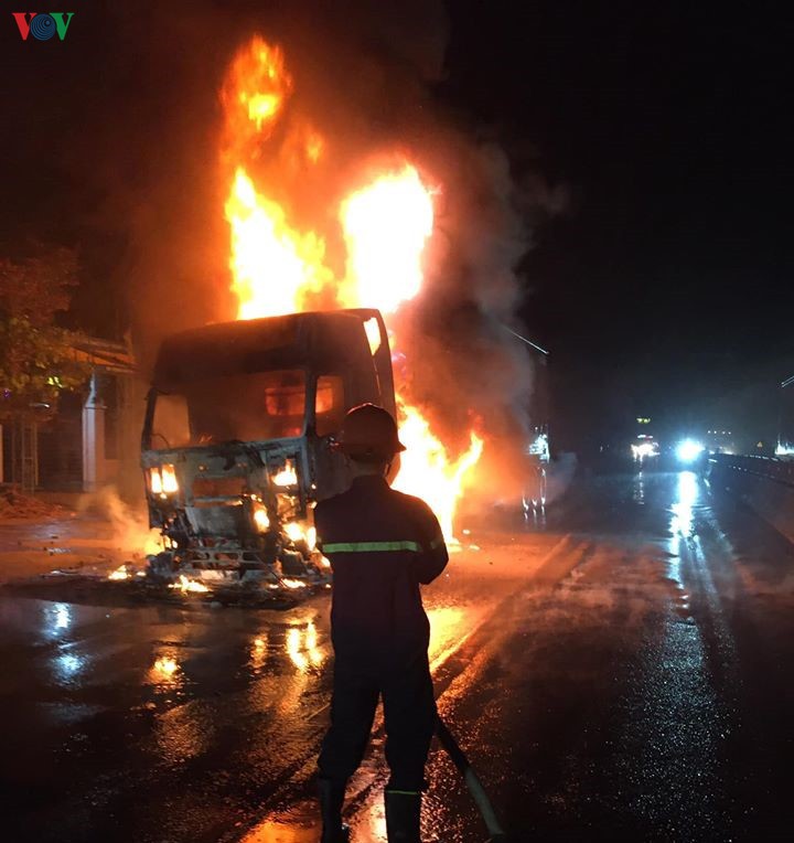 xe dau keo boc chay du doi khi dang luu thong tren quoc lo 1a hinh 1