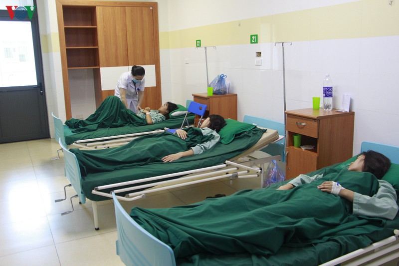  gan 40 van dong vien o son la  nhap vien sau khi an toi  hinh 1