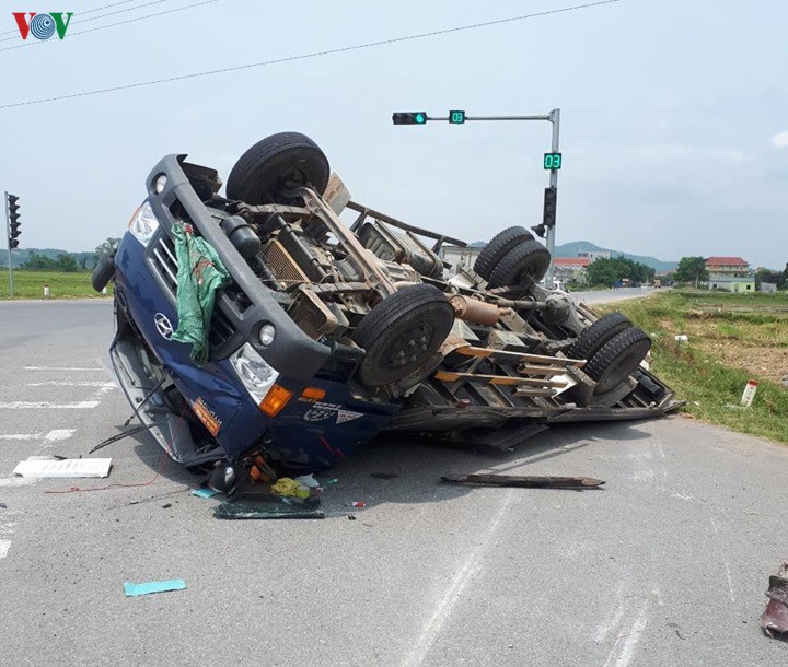 xe tai vuot den do, bi xe dau keo tong lat ngua tren quoc lo hinh 1
