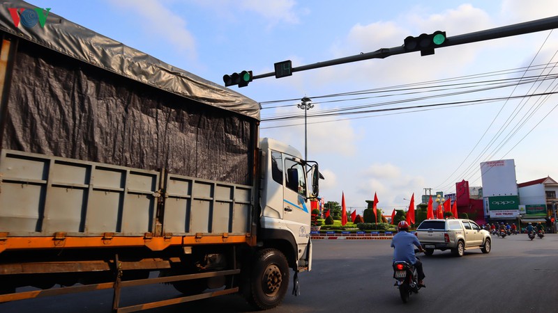 hang loat xe bien so xanh o binh phuoc vuot den do hinh 1