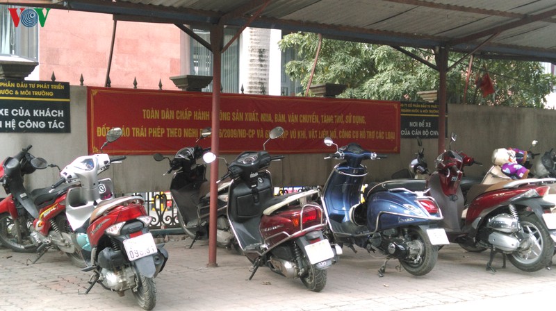 ai da "bat den xanh" cho ben xe nuoc ngam rao via he cua nguoi di bo? hinh 3