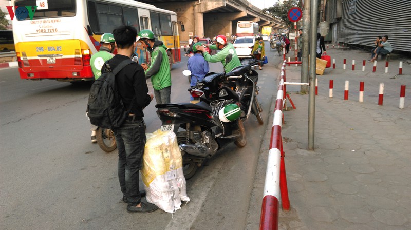 ai da "bat den xanh" cho ben xe nuoc ngam rao via he cua nguoi di bo? hinh 5
