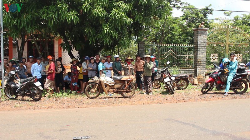 xe tai cau va cham xe may, hai thanh nien o binh phuoc thuong vong hinh 2