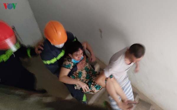 da nang: kip thoi cuu 2 nguoi mac ket trong vu chay chung cu hinh 1