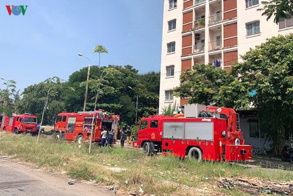 da nang: kip thoi cuu 2 nguoi mac ket trong vu chay chung cu hinh 2