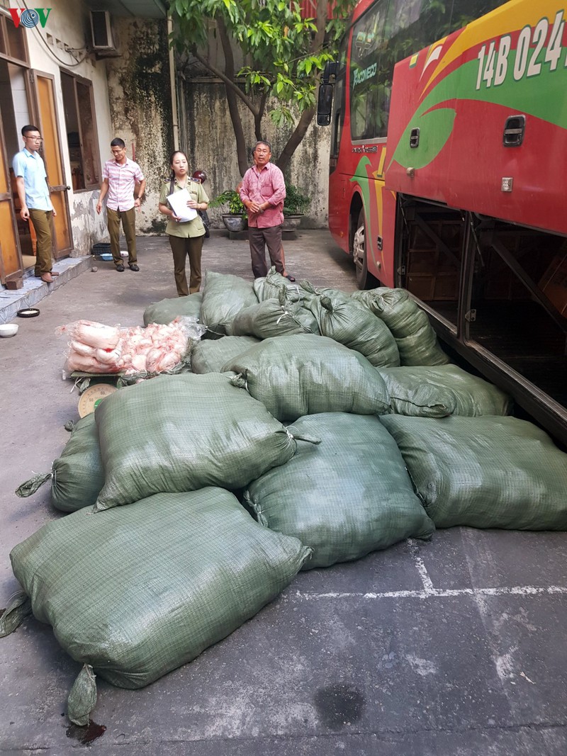 phat hien 1,7 tan thit vit khong ro nguon goc trong ham xe khach hinh 2