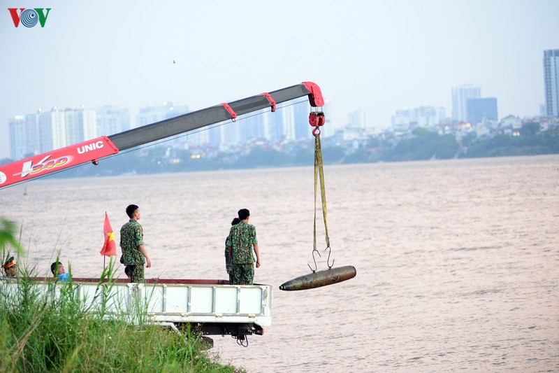 ha noi truc vot qua bom dai 1,6m gan cau long bien hinh 7