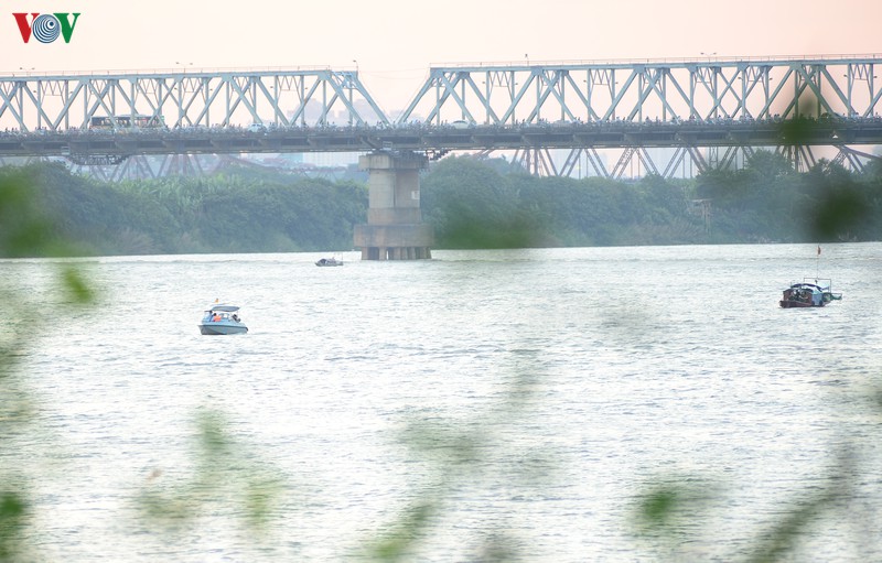 ha noi truc vot qua bom dai 1,6m gan cau long bien hinh 3