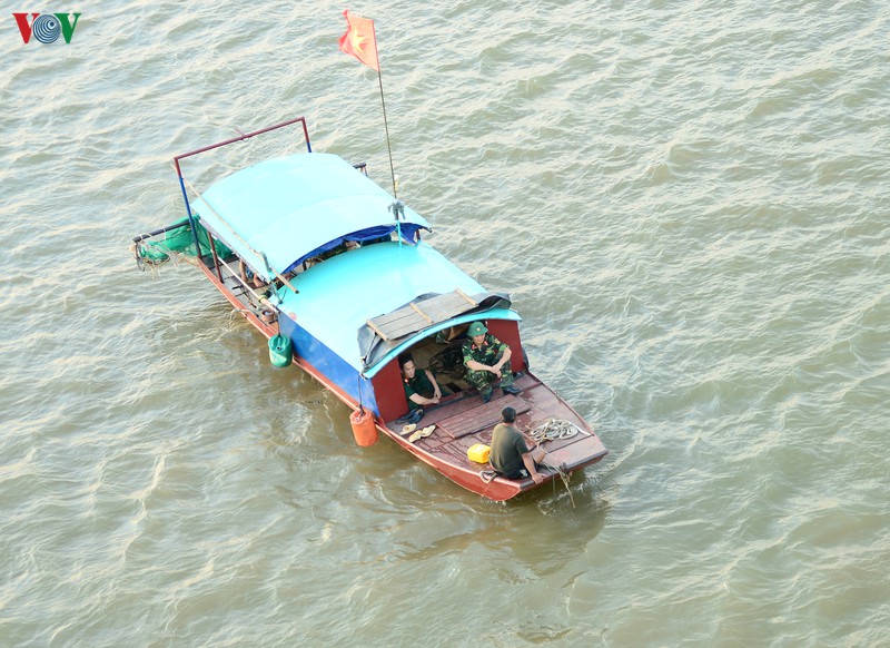 ha noi truc vot qua bom dai 1,6m gan cau long bien hinh 5
