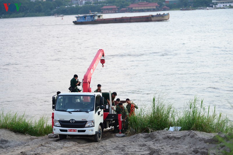 ha noi truc vot qua bom dai 1,6m gan cau long bien hinh 12
