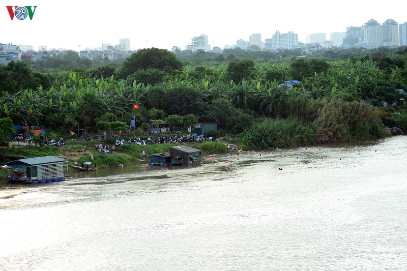 ha noi truc vot qua bom dai 1,6m gan cau long bien hinh 14