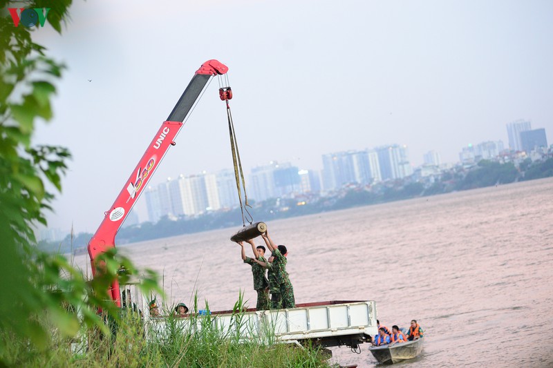 ha noi truc vot qua bom dai 1,6m gan cau long bien hinh 11
