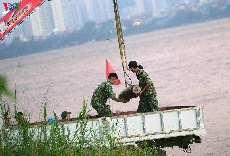 ha noi truc vot qua bom dai 1,6m gan cau long bien hinh 10