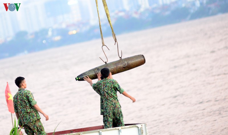 ha noi truc vot qua bom dai 1,6m gan cau long bien hinh 8