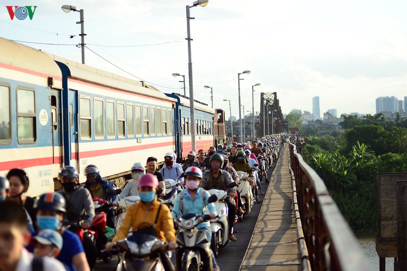 ha noi truc vot qua bom dai 1,6m gan cau long bien hinh 13