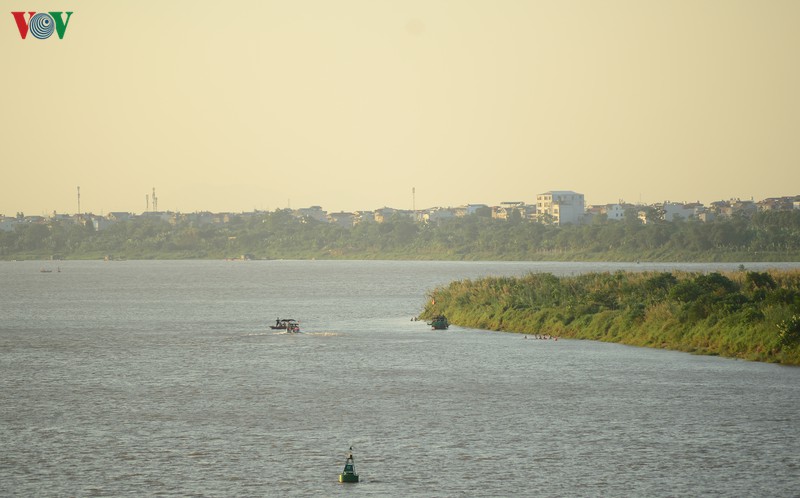 ha noi truc vot qua bom dai 1,6m gan cau long bien hinh 1
