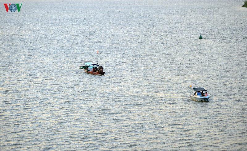 ha noi truc vot qua bom dai 1,6m gan cau long bien hinh 2
