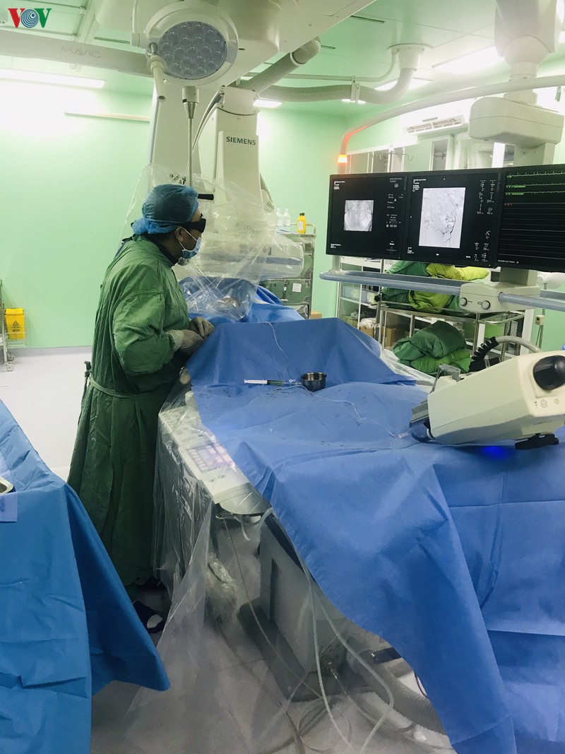 can thiep thanh cong benh nhan bi tieu ra mau nguy kich o can tho hinh 1