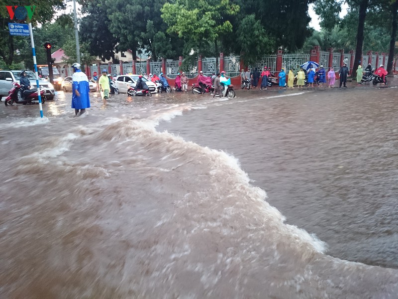 he thong thoat nuoc qua tai, duong pho buon ma thuot mua to la ngap hinh 3