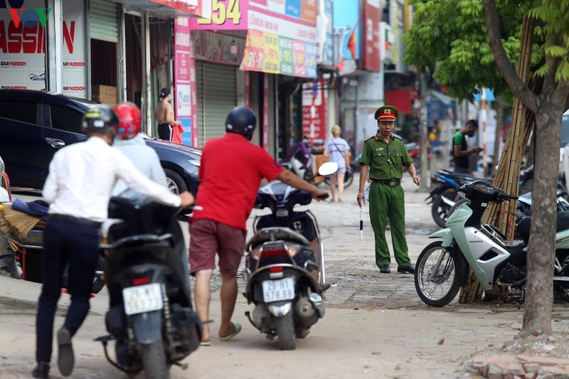 anh: dong nguoi vo tu di nguoc chieu o duong nguyen xien, ha noi hinh 14