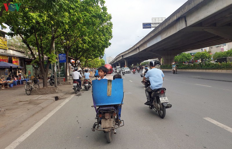 anh: dong nguoi vo tu di nguoc chieu o duong nguyen xien, ha noi hinh 8