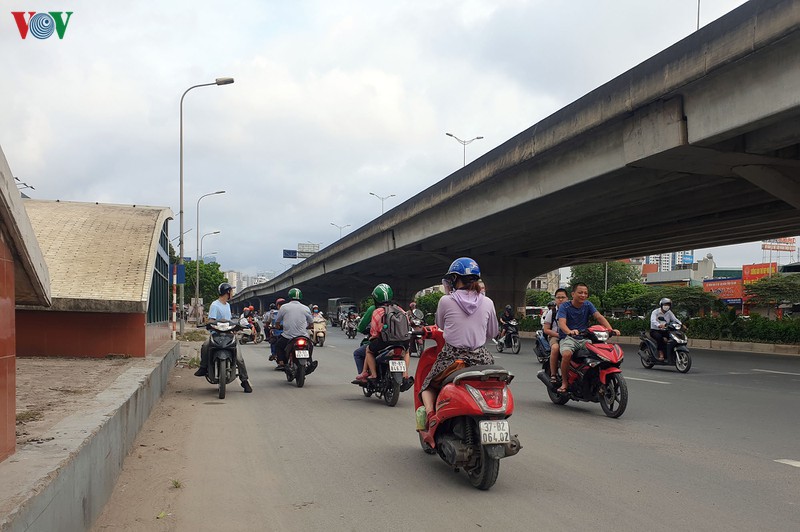 anh: dong nguoi vo tu di nguoc chieu o duong nguyen xien, ha noi hinh 7