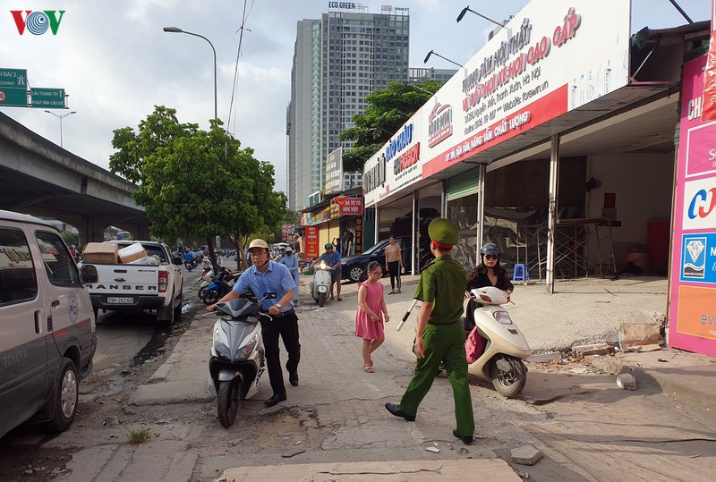 anh: dong nguoi vo tu di nguoc chieu o duong nguyen xien, ha noi hinh 15