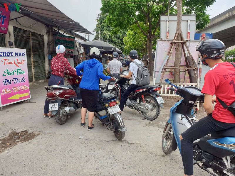 anh: dong nguoi vo tu di nguoc chieu o duong nguyen xien, ha noi hinh 18