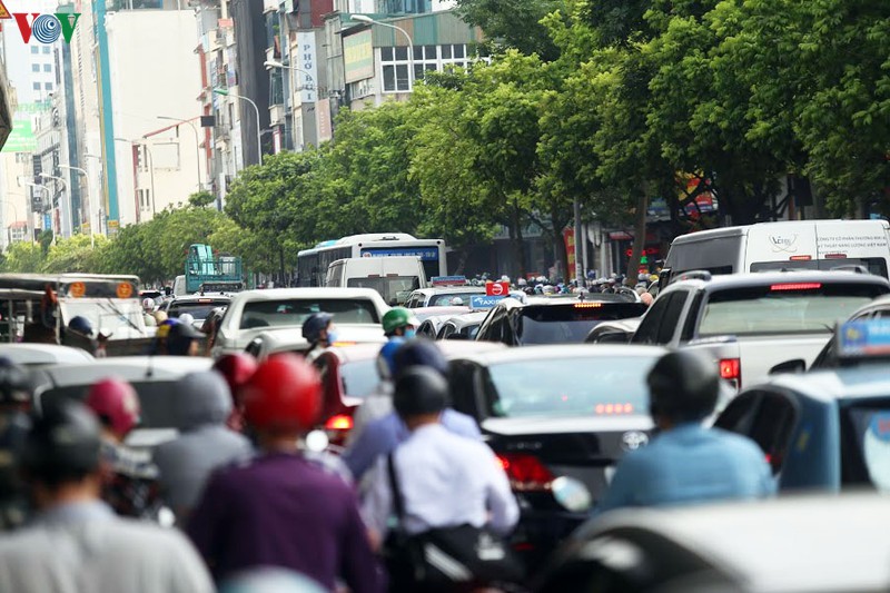anh: dong nguoi vo tu di nguoc chieu o duong nguyen xien, ha noi hinh 13
