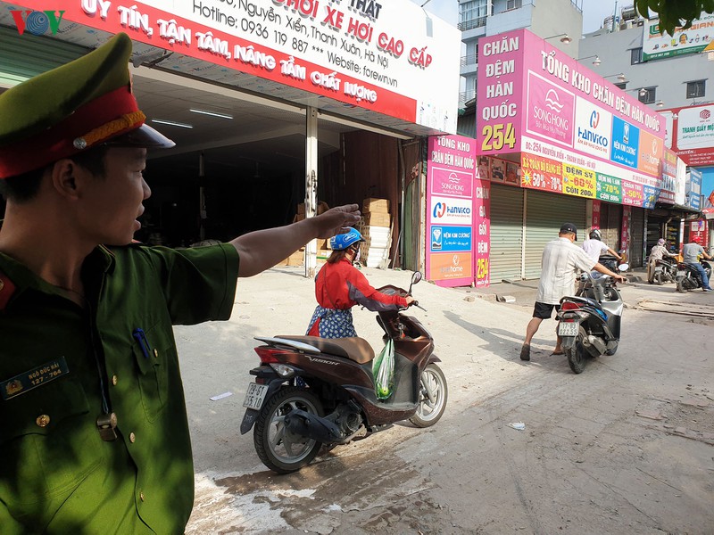 anh: dong nguoi vo tu di nguoc chieu o duong nguyen xien, ha noi hinh 20