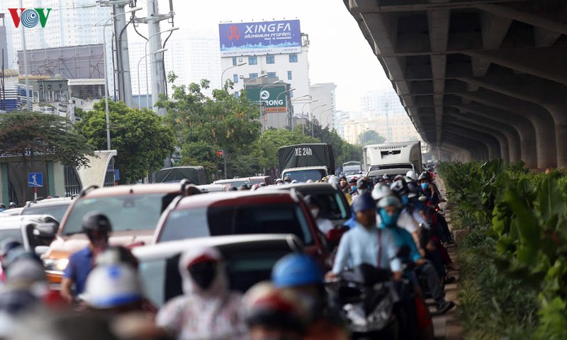 anh: dong nguoi vo tu di nguoc chieu o duong nguyen xien, ha noi hinh 12