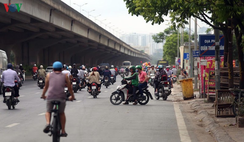 anh: dong nguoi vo tu di nguoc chieu o duong nguyen xien, ha noi hinh 19