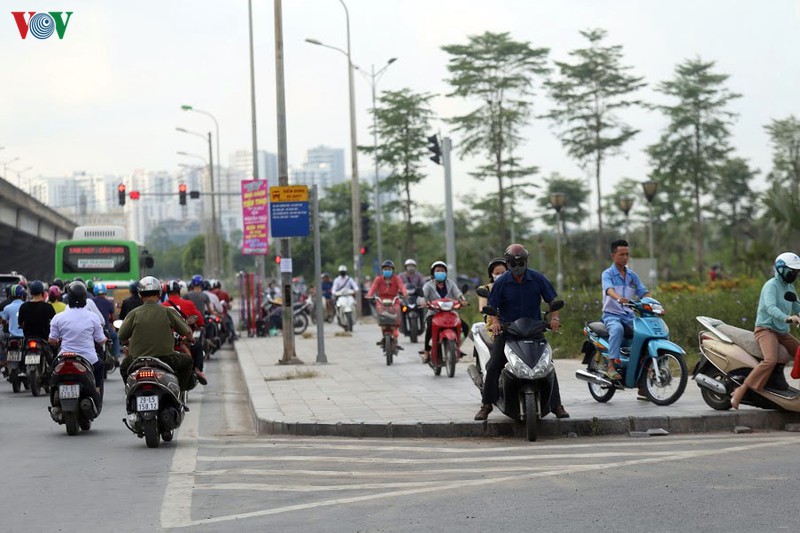 anh: dong nguoi vo tu di nguoc chieu o duong nguyen xien, ha noi hinh 9